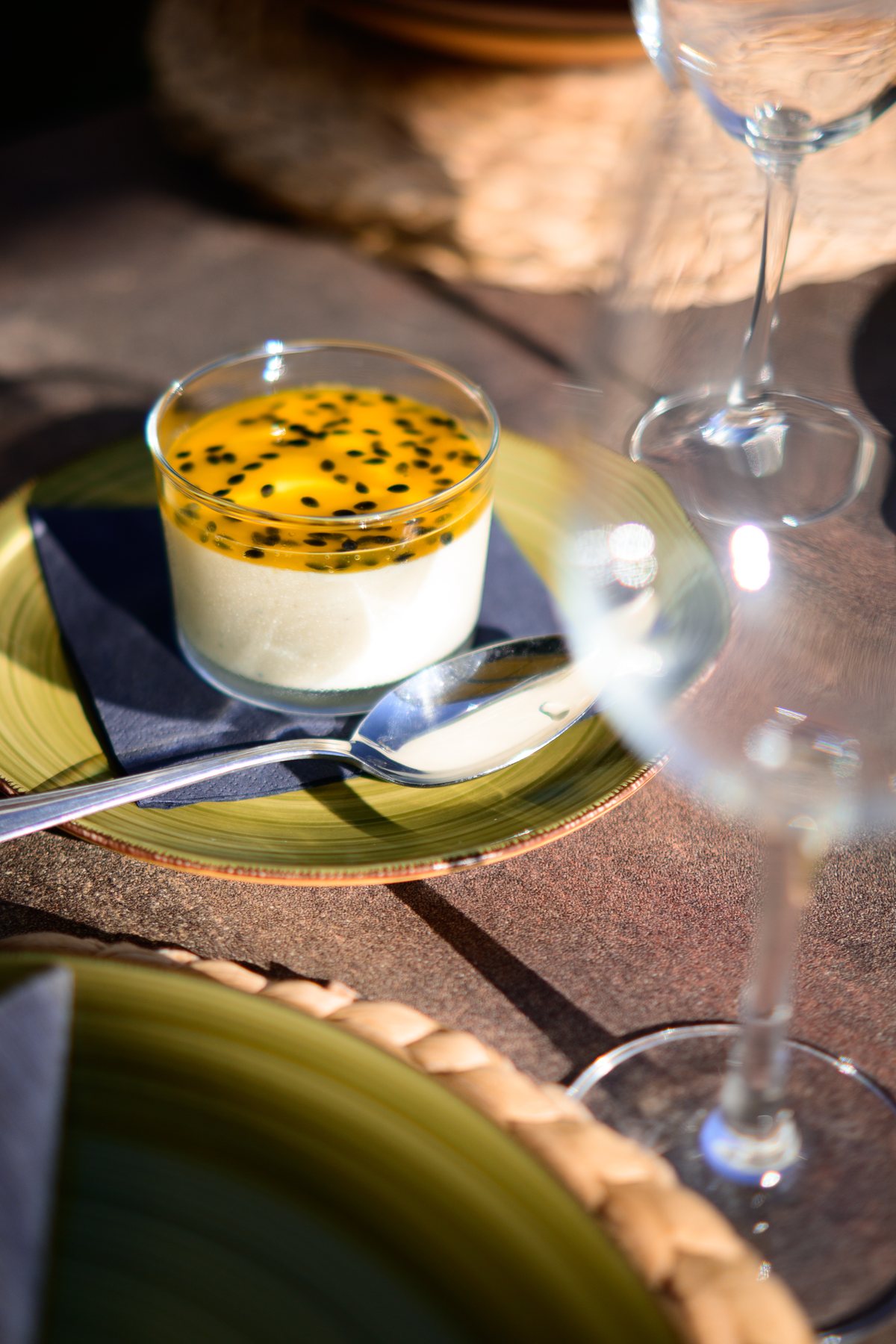Dessert al passion fruit servito al tavolo da MAGMA